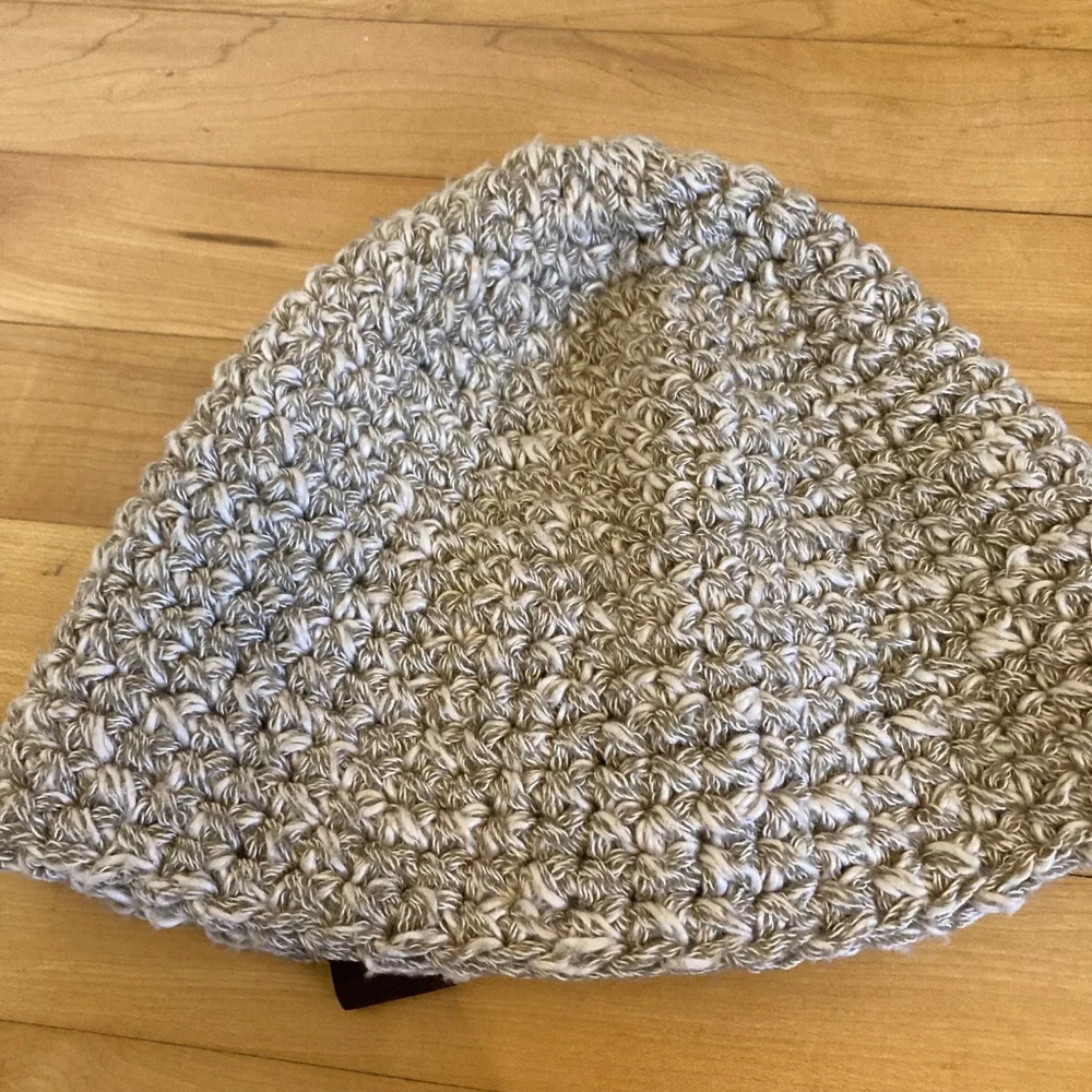 NWOT Women's Knit Winter Hat Beanie Cream Beige Hand Made with Rosette Poyen